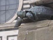 Detalhe da tartaruga que sustenta o obelisco ' obelisco