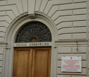 A placa ao lado da porta da Igreja Evangélica Batista em Florença