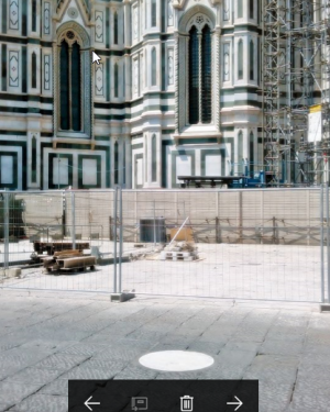 Veduta del punto di Piazza del Duomo in cui si trova il disco di marmo bianco