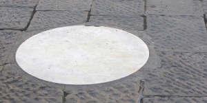 Disco di marmo in Piazza del Duomo a Firenze a ricordo della caduta della palla dorata del Verrocchio